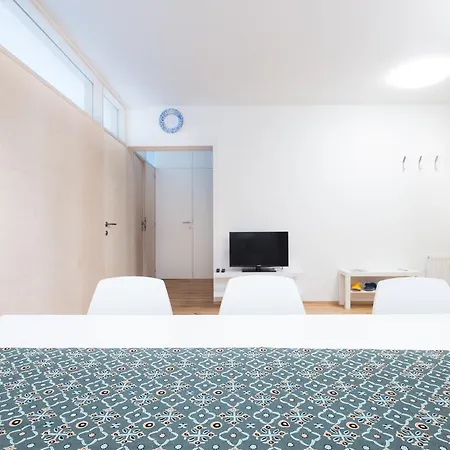 Castle Wall Apartment *